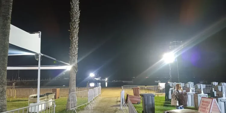 Alarma en el Callao: una lancha ardió en llamas frente al muelle de la Escuela Naval