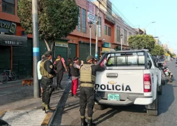 Delincuentes hacen forado para robar dentro de una joyería en la galería Naciones Unidas en El Callao