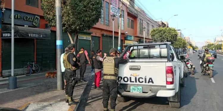 Delincuentes hacen forado para robar dentro de una joyería en la galería Naciones Unidas en El Callao