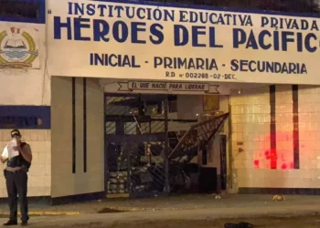 Detonan potente explosivo en la puerta de un colegio de Ventanilla
