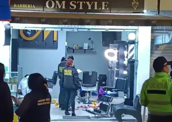 Dos jóvenes heridos en feroz balacera dentro de una barbería del Callao