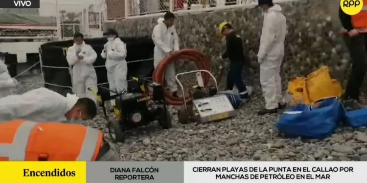 Cierran playas de La Punta en el Callao por manchas de petróleo en el mar