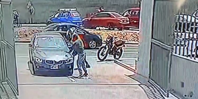 Motocicleta de ladrón no enciende y vecinos lo capturan tras asalto en Carmen de la Legua