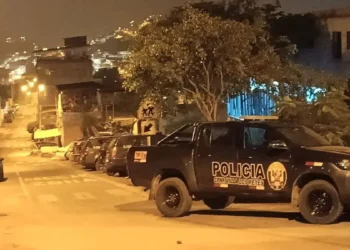 DELINCUENTES A BORDO DE MOTOCICLETA ATACAN A BALAZOS A COMENSAL DE PUESTO DE COMIDA RÁPIDA EN VENTANILLA