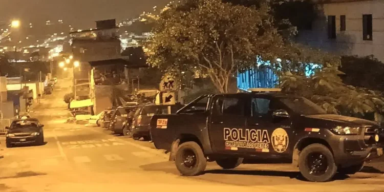 DELINCUENTES A BORDO DE MOTOCICLETA ATACAN A BALAZOS A COMENSAL DE PUESTO DE COMIDA RÁPIDA EN VENTANILLA