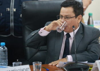 MINISTRO DE SALUD A UN PASO DE LA CENSURA POR SUERO DEFECTUOSO: CONGRESISTAS PIDEN LA CABEZA DE CÉSAR VÁSQUEZ