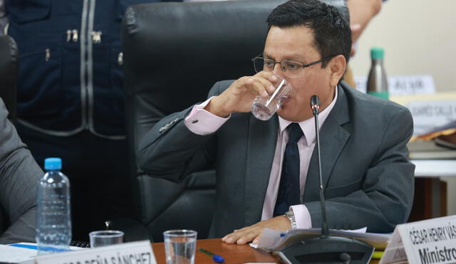 MINISTRO DE SALUD A UN PASO DE LA CENSURA POR SUERO DEFECTUOSO: CONGRESISTAS PIDEN LA CABEZA DE CÉSAR VÁSQUEZ