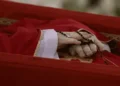 CON UN ROSARIO ENTRE LAS MANOS: DIFUNDEN PRIMERAS IMÁGENES DEL PAPA FRANCISCO EN EL FÉRETRO