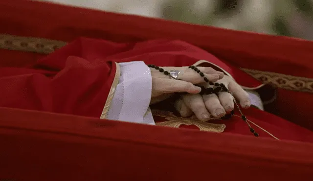CON UN ROSARIO ENTRE LAS MANOS: DIFUNDEN PRIMERAS IMÁGENES DEL PAPA FRANCISCO EN EL FÉRETRO