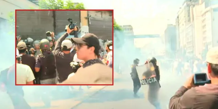 TENSIÓN EN AV. ABANCAY: PNP LANZA BOMBAS LACRIMÓGENAS A MANIFESTANTES DURANTE PARO DE TRANSPORTISTAS