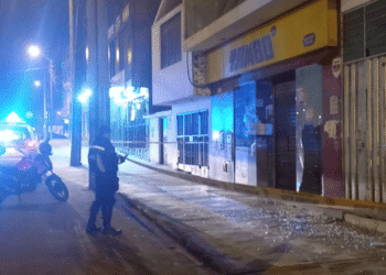 DELINCUENTES ASALTAN TIENDA ‘TAMBO’ EN VENTANILLA: ROMPIERON LA MAMPARA Y ABRIERON LA CAJA REGISTRADORA