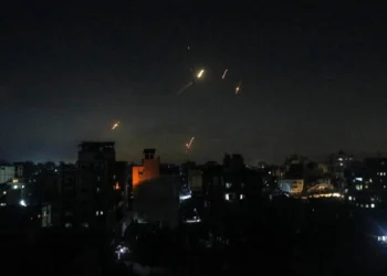 IRÁN LANZA UNA TERCERA OLEADA DE MISILES QUE IMPACTA EN EL CENTRO DE ISRAEL