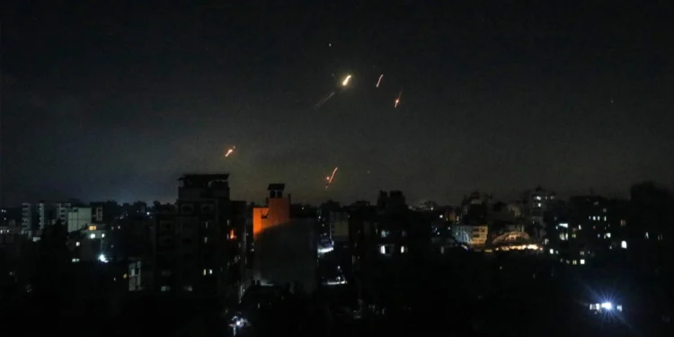 IRÁN LANZA UNA TERCERA OLEADA DE MISILES QUE IMPACTA EN EL CENTRO DE ISRAEL