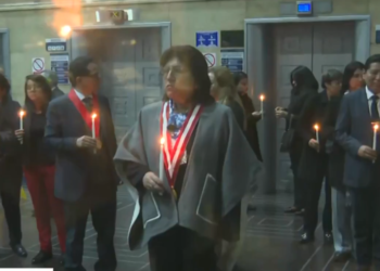 Trabajadores de la Fiscalía hacen vigilia en apoyo a Delia Espinoza