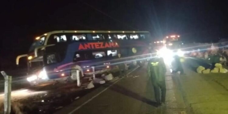TERROR EN LA CARRETERA: BANDA ARMADA ASALTA EN SIMULTÁNEO CINCO BUSES INTERPROVINCIALES EN AYACUCHO