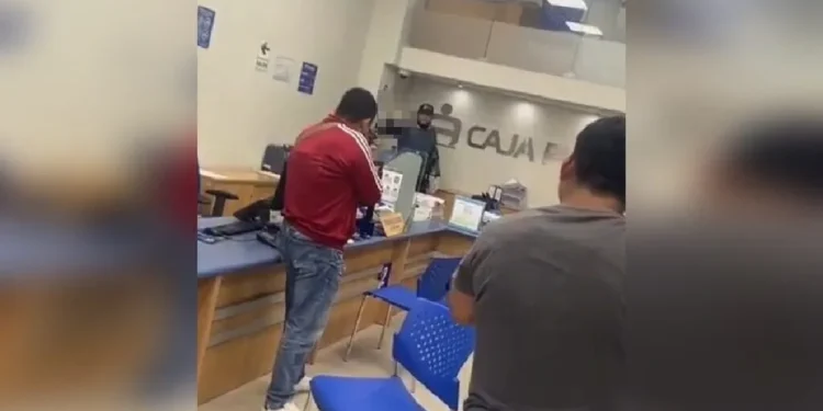 LAMBAYEQUE: POLICÍA FRUSTRA ASALTO EN UNA SEDE DE CAJA PIURA
