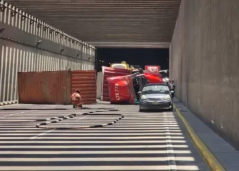 Tráiler se vuelca dentro del túnel de la avenida Néstor Gambetta y deja un herido: tránsito restringido en la zona