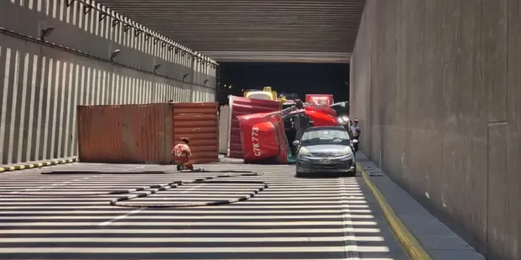 Tráiler se vuelca dentro del túnel de la avenida Néstor Gambetta y deja un herido: tránsito restringido en la zona