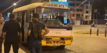 EXTORSIONADORES BALEAN CÚSTER CON PASAJEROS Y DEJAN UN HERIDO EN SAN MARTÍN DE PORRES