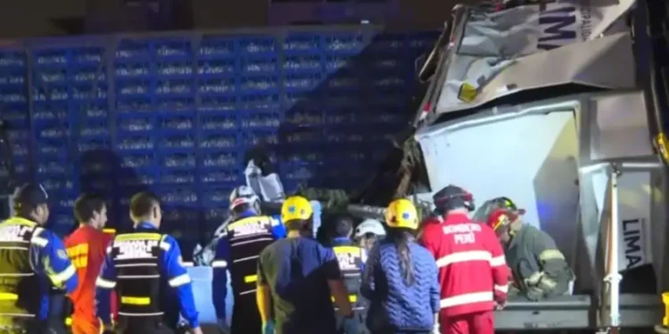 CHOQUE MÚLTIPLE ENTRE CINCO VEHÍCULOS DEJA DOS FALLECIDOS Y 8 HERIDOS EN LA PANAMERICANA SUR