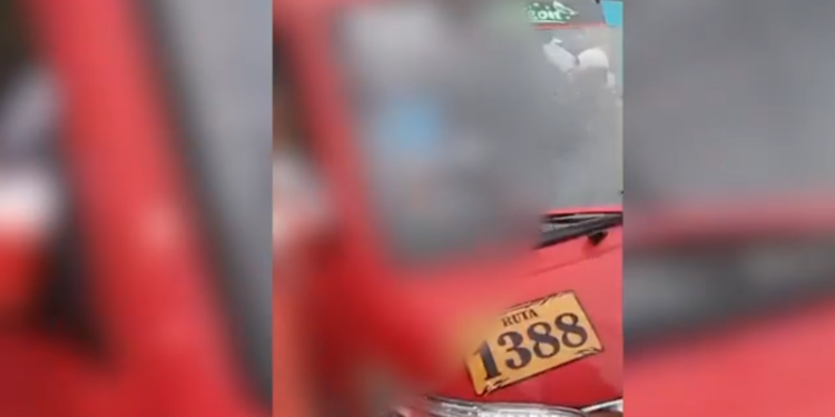 ATAQUE DE SICARIOS A COMBI EN SJM DEJA DOS MUERTOS Y UN CHOFER GRAVEMENTE HERIDO