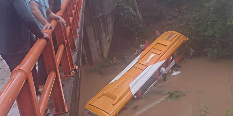 Bus de Movil Bus con 50 pasajeros cae al río en Juanjuí: Al menos 35 heridos deja grave accidente