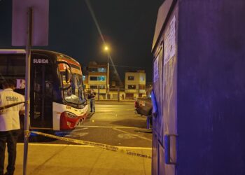 ¡TERROR EN LA NÉSTOR GAMBETTA! Atacan a balazos bus del Consorcio Roma con pasajeros a bordo
