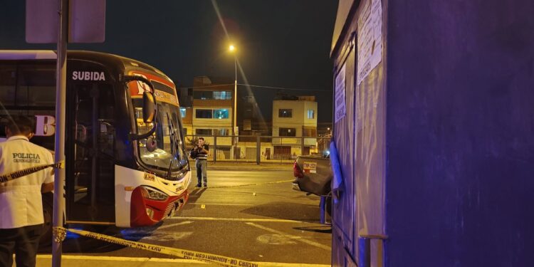 ¡TERROR EN LA NÉSTOR GAMBETTA! Atacan a balazos bus del Consorcio Roma con pasajeros a bordo